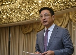 最近某位明星在拍摄一部剧时被曝光疑似恋情内幕引发吃瓜群众热议